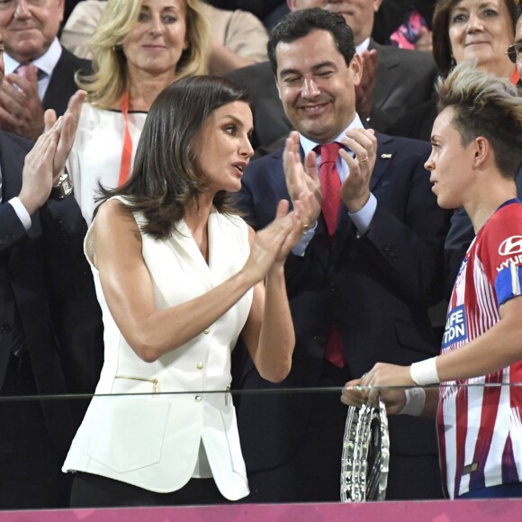 La reine Letizia d'Espagne assiste à la finale de Copa de Reina 2019: Real Sociedad vs At. de Madrid et remet la coupe à Sandra Ramajo (Real Sociedad) au stade Nuevo Estadio de los Carmenes à Grenade, le 11 mai 2019.