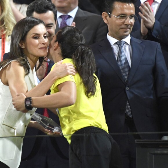 La reine Letizia d'Espagne assiste à la finale de Copa de Reina 2019: Real Sociedad vs At. de Madrid et remet la coupe à Sandra Ramajo (Real Sociedad) au stade Nuevo Estadio de los Carmenes à Grenade, le 11 mai 2019.
