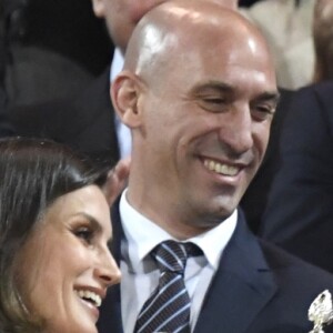 La reine Letizia d'Espagne assiste à la finale de Copa de Reina 2019: Real Sociedad vs At. de Madrid et remet la coupe à Sandra Ramajo (Real Sociedad) au stade Nuevo Estadio de los Carmenes à Grenade, le 11 mai 2019.