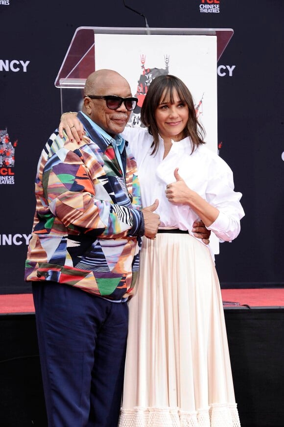 Quincy Jones et sa fille Rashida - Quincy Jones laisse ses empreintes sur le ciment lors d'une cérémonie au théâtre Chinese à Hollywood le 27 novembre 2018.