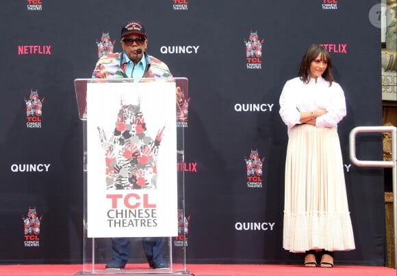 Quincy Jones et sa fille Rashida Jones - Quincy Jones laisse ses empreintes sur le ciment lors d'une cérémonie au théâtre Chinese à Hollywood le 27 novembre 2018.
