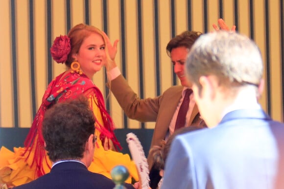 La pricnesse héritière Catharina-Amalia s'initie aux danses sévillanes. Le roi Willem-Alexander et la reine Maxima des Pays-Bas ont participé le 10 mai 2019 à la Feria de Séville, où ils se sont connus vingt ans plus tôt, avec leurs filles la princesse héritière Catharina-Amalia, la princesse Alexia et la princesse Ariane.
