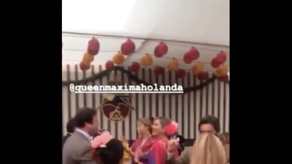 La reine Maxima des Pays-Bas danse lors de la Feria de Séville le 10 mai 2019
