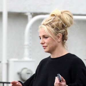 Exclusif  Britney Spears, qui semble en meilleure santé, est allée faire des UV à Thousand Oaks, Los Angeles, le 26 avril 2019. Britney a été internée près d'un mois pour "détresse émotionnelle". Selon la rumeur, la star serait encore très tourmentée par l'état de santé de son père et aurait encore des problèmes avec son traitement.