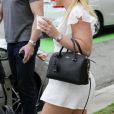 Exclusif - Britney Spears semble en meilleure forme que ces derniers jours à la sortie du magasin "Go Greek Yogurt" à Santa Monica, où elle est allée s'acheter une glace à emporter, accompagnée de son assistante et de son garde du corps. La chanteuse a apparemment pris le temps de prendre soin d'elle, pendant que son père se remet d'une rupture du colon. Alors que les photographes lui demandent si elle a un message pour ses fans, elle répond qu'elle traverse une période stressante mais déclare "Je vais bien". Britney Spears a l'air en bonne voie de guérison. Le 24 avril 2019