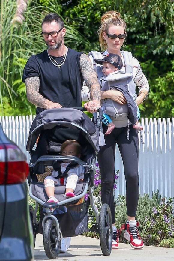 Exclusif - Adam Levine et sa femme Behati Prinsloo promènent leurs enfants Dusty et Gio dans les rues de Los Angeles, le 2 septembre 2018.