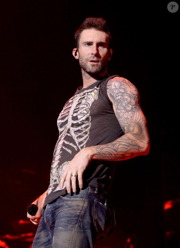 Adam Levine et Maroon 5 en concert à Madrid au Barclaycard Center le 15 juin 2015.