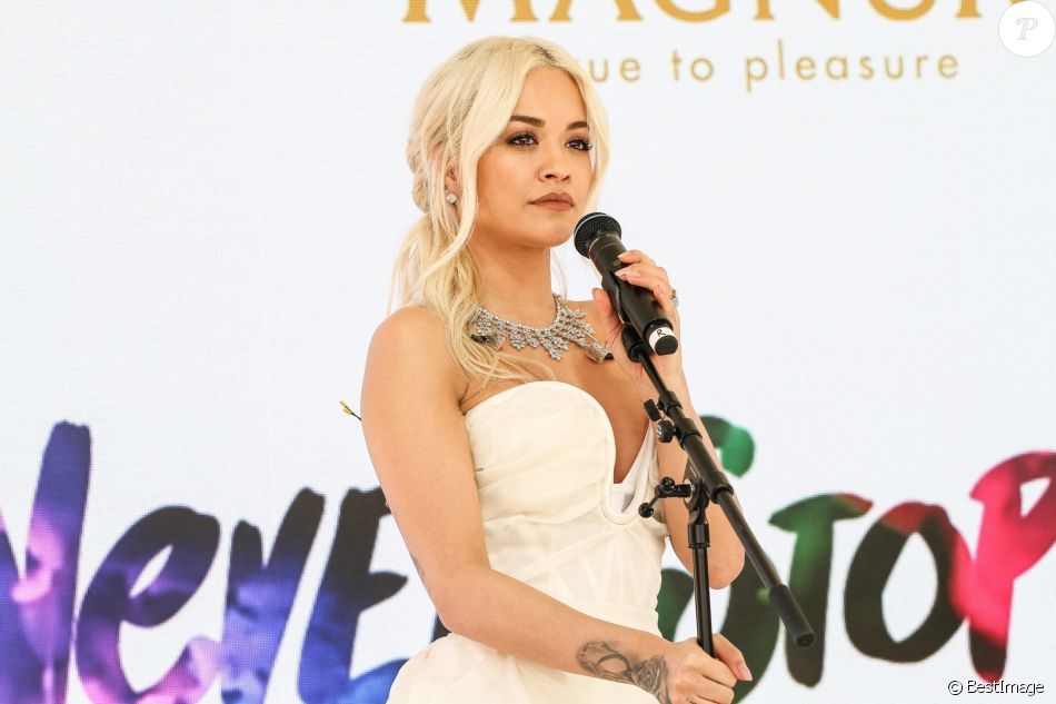 Rita Ora au showcase pour l&#039;ouverture du bar Magnum lors du 72ème Festival International du Film de Cannes, le 16 mai 2019.