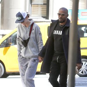 Faisant fi des nombreuses rumeurs concernant leur rupture, Katie Holmes et Jamie Foxx se promènent main dans la main et se sourient amoureusement dans les rues ensoleillées de New York. Katie porte une marinière blanche et bleue, un pantalon de jogging oversize gris, de larges lunettes de soleil, une casquette, un sac banane et une paire de baskets All Stars Adidas. Jamie porte un sweatshirt noir Dsquared2, un pantalon noir, une paire de baskets blanches, une longue veste bi-matière bleue marine et noire, une large montre dorée et une fine chaine en or ainsi que des lunettes de soleil. New York, le 16 avril 2019.