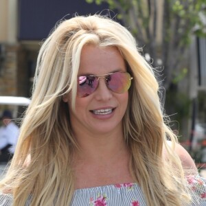 Exclusif - Britney Spears rayonnante et souriante en balade accompagnée de son garde du corps à Westlake, le 18 mai 2019