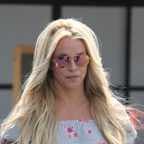 Exclusif - Britney Spears rayonnante et souriante en balade accompagnée de son garde du corps à Westlake, le 18 mai 2019