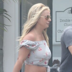 Exclusif - Britney Spears rayonnante et souriante en balade accompagnée de son garde du corps à Westlake, le 18 mai 2019