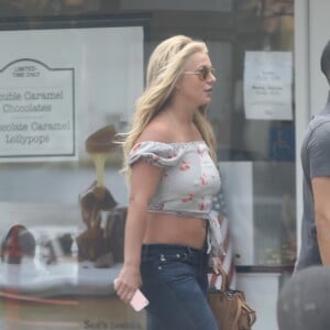 Exclusif - Britney Spears rayonnante et souriante en balade accompagnée de son garde du corps à Westlake, le 18 mai 2019