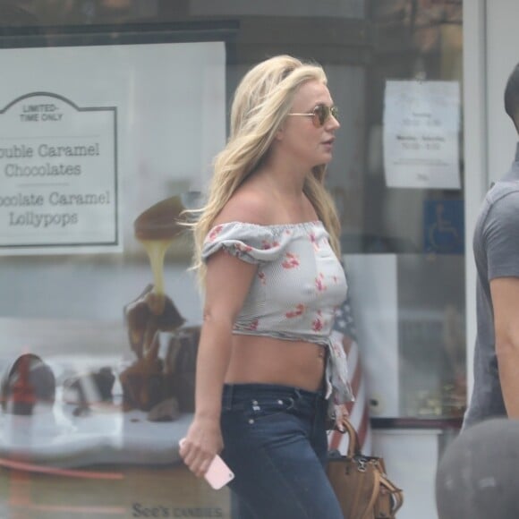 Exclusif - Britney Spears rayonnante et souriante en balade accompagnée de son garde du corps à Westlake, le 18 mai 2019