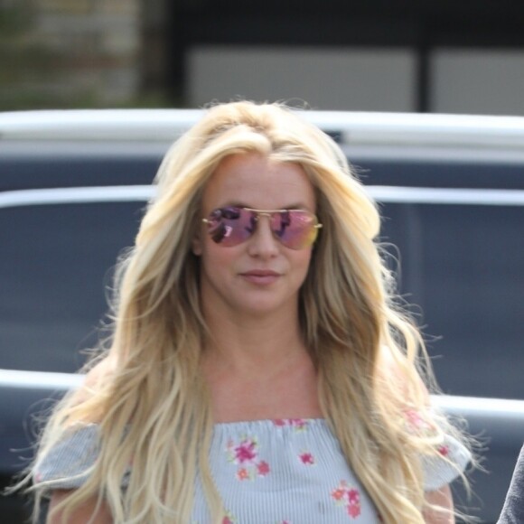 Exclusif - Britney Spears rayonnante et souriante en balade accompagnée de son garde du corps à Westlake, le 18 mai 2019