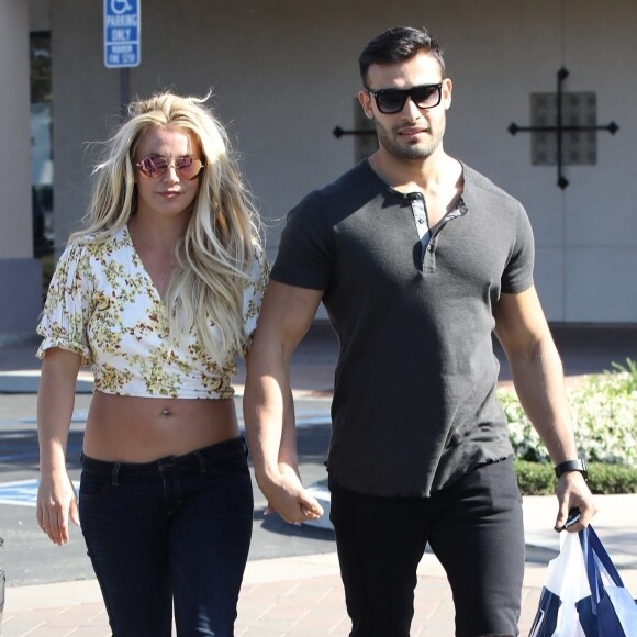 Britney Spears, souriante et rayonnante, se balade main dans la main avec son compagnon Sam Asghari à Camarillo en Californie. Britney est accompagnée de son garde du corps. Le 17 mai 2019
