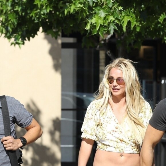 Britney Spears, souriante et rayonnante, se balade main dans la main avec son compagnon Sam Asghari à Camarillo en Californie. Britney est accompagnée de son garde du corps. Le 17 mai 2019