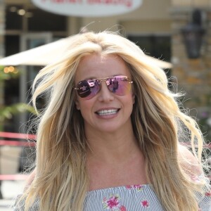 Exclusif - Britney Spears rayonnante et souriante en balade accompagnée de son garde du corps à Westlake, le 18 mai 2019