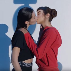 Bella Hadid et Lim Miquela s'embrassent sur la nouvelle campagne publicitaire de Calvin Klein. Mai 2019.