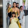 Aishwarya Rai et sa fille Aaradhya devant l'hôtel Martinez lors du 72ème Festival International du Film de Cannes, le 19 mai 2019.