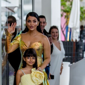 Aishwarya Rai et sa fille Aaradhya devant l'hôtel Martinez lors du 72ème Festival International du Film de Cannes, le 19 mai 2019.