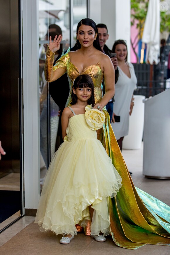 Aishwarya Rai et sa fille Aaradhya devant l'hôtel Martinez lors du 72ème Festival International du Film de Cannes, le 19 mai 2019.