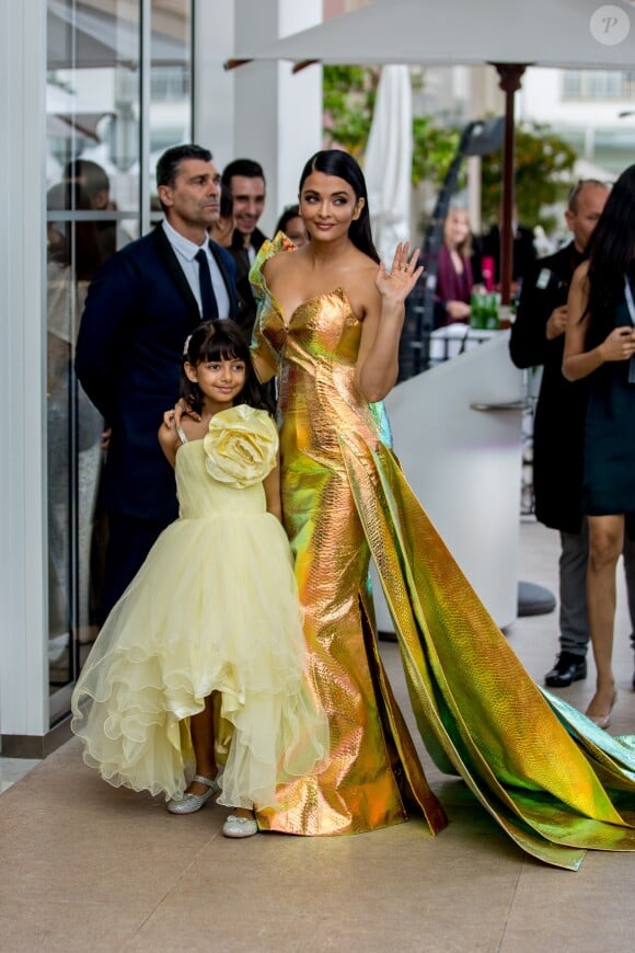 Aishwarya Rai et sa fille Aaradhya devant l'hôtel Martinez lors du 72ème Festival International du Film de Cannes, le 19 mai 2019.