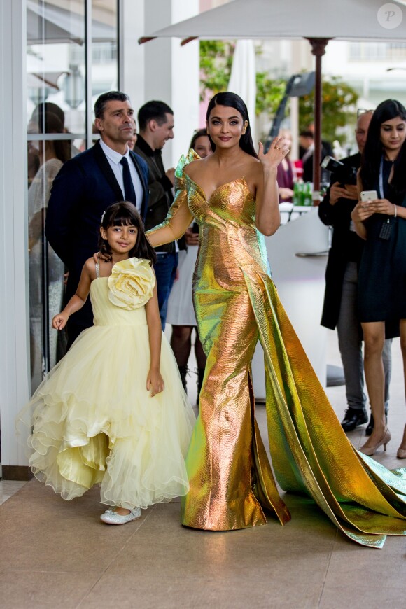 Aishwarya Rai et sa fille Aaradhya devant l'hôtel Martinez lors du 72ème Festival International du Film de Cannes, le 19 mai 2019.