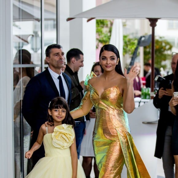 Aishwarya Rai et sa fille Aaradhya devant l'hôtel Martinez lors du 72ème Festival International du Film de Cannes, le 19 mai 2019.