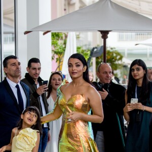 Aishwarya Rai et sa fille Aaradhya devant l'hôtel Martinez lors du 72ème Festival International du Film de Cannes, le 19 mai 2019.