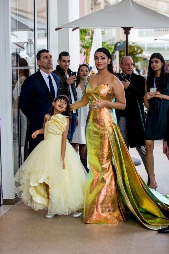 Aishwarya Rai et sa fille Aaradhya devant l'hôtel Martinez lors du 72ème Festival International du Film de Cannes, le 19 mai 2019.