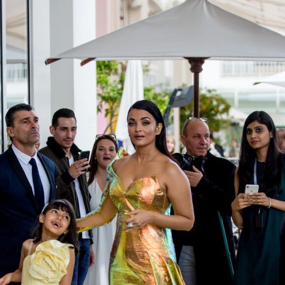 Aishwarya Rai et sa fille Aaradhya devant l'hôtel Martinez lors du 72ème Festival International du Film de Cannes, le 19 mai 2019.