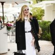Elle Fanning devant l'hôtel Martinez lors du 72ème Festival International du Film de Cannes, le 19 mai 2019.