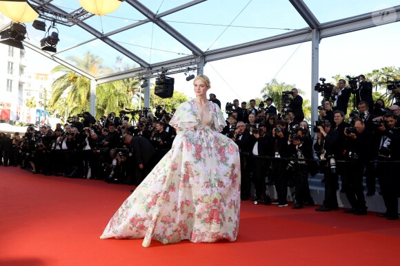 Elle Fanning assiste à la montée des marches du film "Les Misérables" lors du 72ème Festival International du Film de Cannes. Le 15 mai 2019 © Jacovides-Moreau / Bestimage