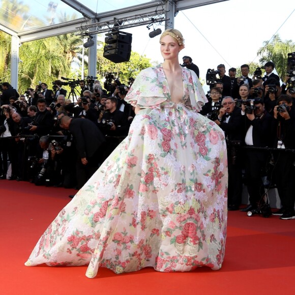 Elle Fanning assiste à la montée des marches du film "Les Misérables" lors du 72ème Festival International du Film de Cannes. Le 15 mai 2019 © Jacovides-Moreau / Bestimage