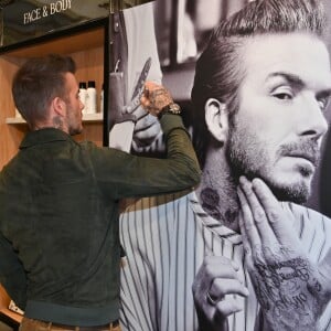 David Beckham fait la promotion de ses produits cosmétiques pour hommes House 99 (soins pour le visage, la barbe, le corps et les cheveux) dans la boutique éphémère le de House 99 aux Galeries Lafayette Champs-Élysées, à Paris, France, le 21 mai 2019.