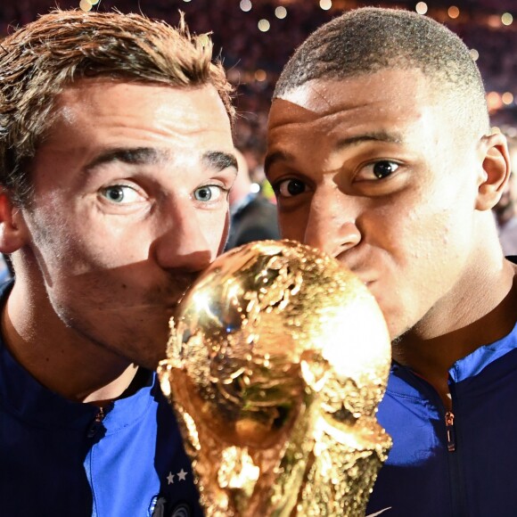 Antoine Griezmann et Kylian Mbappé - Les Bleus fêtent leur deuxième étoile avec leurs supporters après le match de la Ligue des nations opposant la France aux Pays-Bas, au Stade de France, à Saint-Denis, Seine Saint-Denis, le 9 septembre 2018. © Franck Fife/Pool//Bestimage