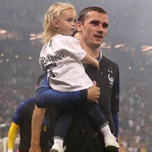 Antoine Griezmann avec la coupe du monde et sa fille Mia, à Moscou le 15 juillet 2018.