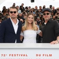 Margot Robbie divine épaules dénudées, avec Leonardo DiCaprio et Brad Pitt