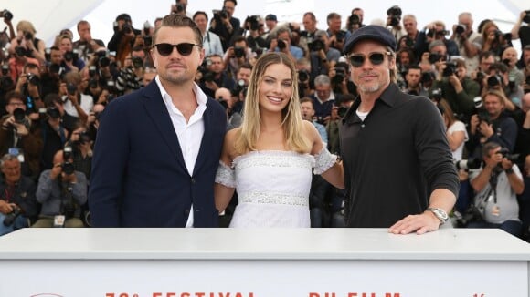 Margot Robbie divine épaules dénudées, avec Leonardo DiCaprio et Brad Pitt