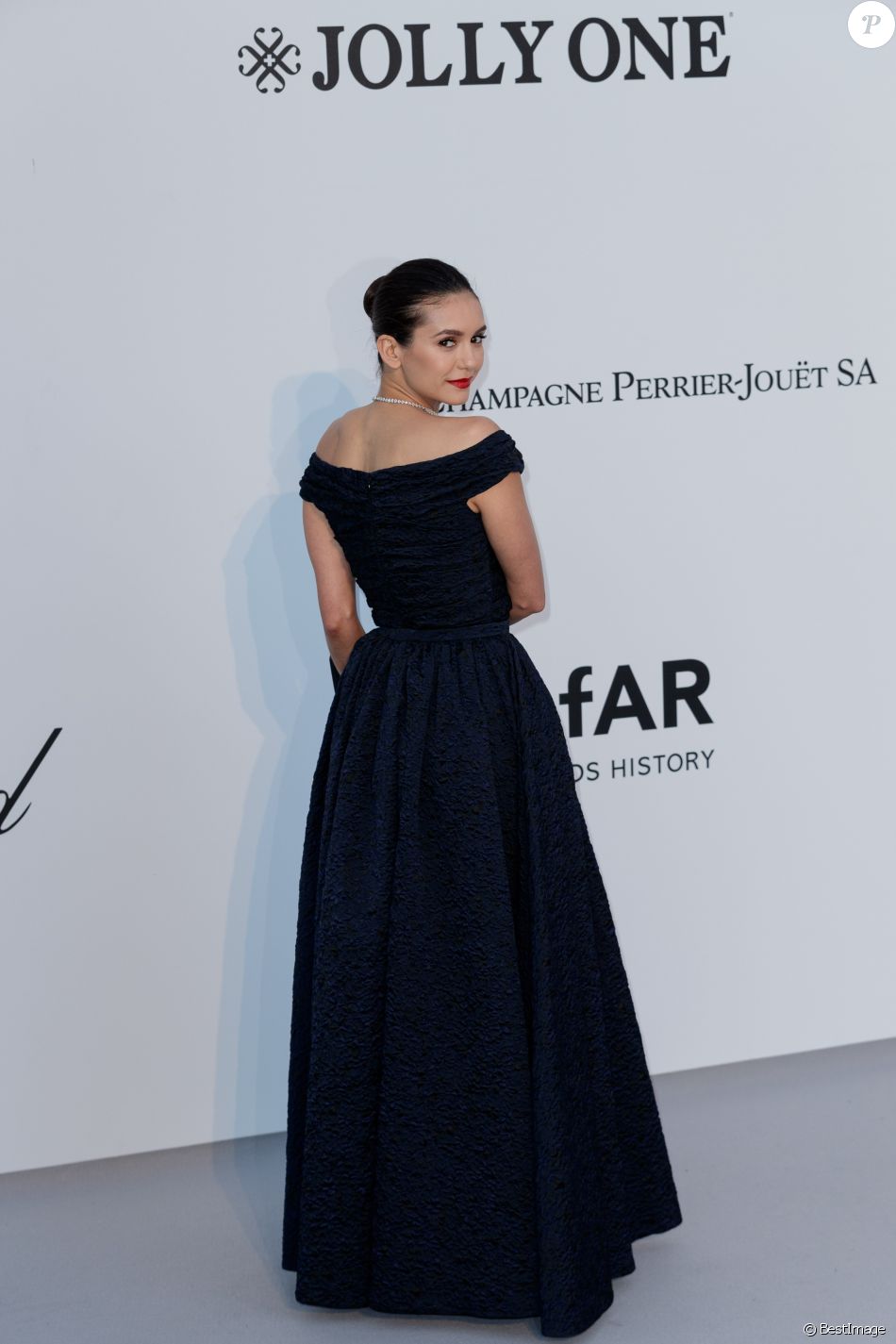 Nina Dobrev assiste à la soirée AmfAR Gala Cannes 2019 à l'Eden Roc au