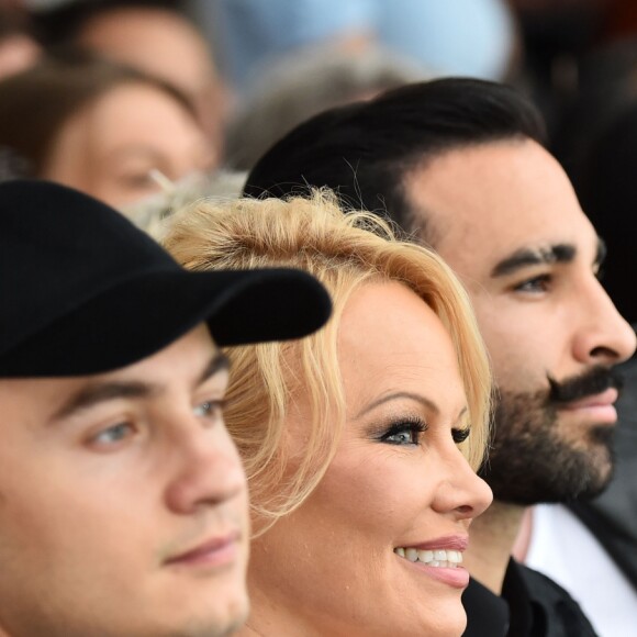Brandon Lee, sa mère Pamela Anderson et Adil Rami lors de la soirée Amber Lounge Monaco 2019 au profit de la fondation de Jackie Stewart "Race Against Dementia" à l'hôtel Méridien Beach Plaza à Monaco, le 24 mai 2019. © Bruno Bebert
