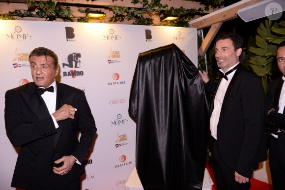 Sylvester Stallone et Richard Orlinski lors du dîner Millennium Media et du cocktail en l'honneur de Sylvester Stallone, organisé par Five Eyes Production sur la plage La Môme, lors du 72ème Festival International du Film de Cannes. A cette occasion, en hommage à sa carrrière, Richard Orlinski a offert à Sylvester Stallone une édition unique d'une de ses oeuvres, un "Wild Kong" d'une valeur de 80.000 euros. Cannes, le 24 mai 2019. © Rachid Bellak/Bestimage