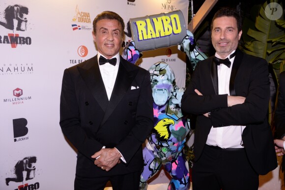Sylvester Stallone et Richard Orlinski lors du dîner Millennium Media et du cocktail en l'honneur de Sylvester Stallone, organisé par Five Eyes Production sur la plage La Môme, lors du 72ème Festival International du Film de Cannes. A cette occasion, en hommage à sa carrrière, Richard Orlinski a offert à Sylvester Stallone une édition unique d'une de ses oeuvres, un "Wild Kong" d'une valeur de 80.000 euros. Cannes, le 24 mai 2019. © Rachid Bellak/Bestimage