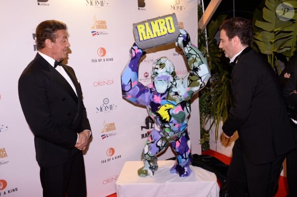 Sylvester Stallone et Richard Orlinski lors du dîner Millennium Media et du cocktail en l'honneur de Sylvester Stallone, organisé par Five Eyes Production sur la plage La Môme, lors du 72ème Festival International du Film de Cannes. A cette occasion, en hommage à sa carrrière, Richard Orlinski a offert à Sylvester Stallone une édition unique d'une de ses oeuvres, un "Wild Kong" d'une valeur de 80.000 euros. Cannes, le 24 mai 2019. © Rachid Bellak/Bestimage