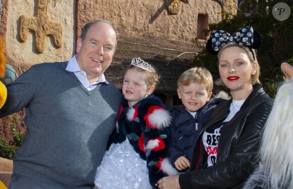 Le prince Albert II et la princesse Charlène de Monaco posent avec leurs enfants le prince Jacques de Monaco et la princesse Gabriella de Monaco à Disneyland Paris le 17 avril 2019. © Disney via Bestimage