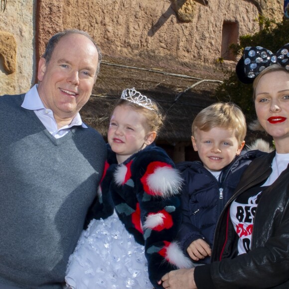 Le prince Albert II et la princesse Charlène de Monaco posent avec leurs enfants le prince Jacques de Monaco et la princesse Gabriella de Monaco à Disneyland Paris le 17 avril 2019. © Disney via Bestimage