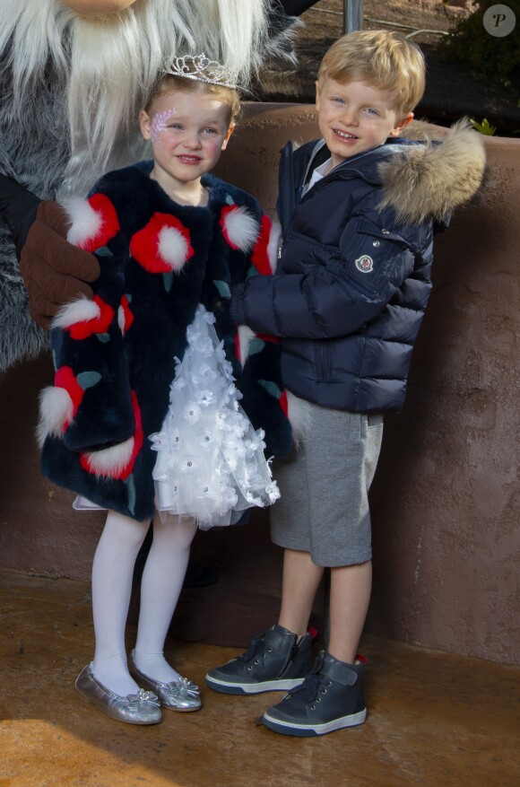Le prince Albert II et la princesse Charlène de Monaco posent avec leurs enfants le prince Jacques de Monaco et la princesse Gabriella de Monaco à Disneyland Paris le 17 avril 2019. © Disney via Bestimage