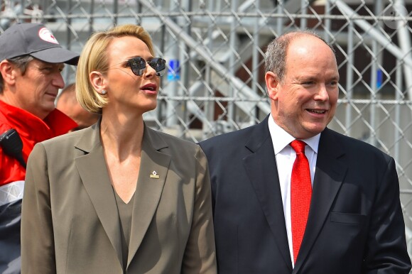 Le prince Albert II de Monaco et la princesse Charlene dans les paddocks lors des essais du 77 ème Grand Prix de Formule 1 de Monaco le 25 Mai 2019.