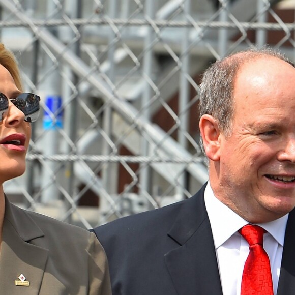 Le prince Albert II de Monaco et la princesse Charlene dans les paddocks lors des essais du 77 ème Grand Prix de Formule 1 de Monaco le 25 Mai 2019.